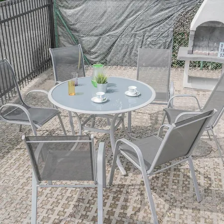 Dom 306, 6 Guests, 3 Bedrooms, 2 Bathrooms, Kitchen, Netflix, Garden, Free Parking *