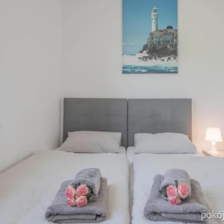 Dom 306, 6 Guests, 3 Bedrooms, 2 Bathrooms, Kitchen, Netflix, Garden, Free Parking Holiday home